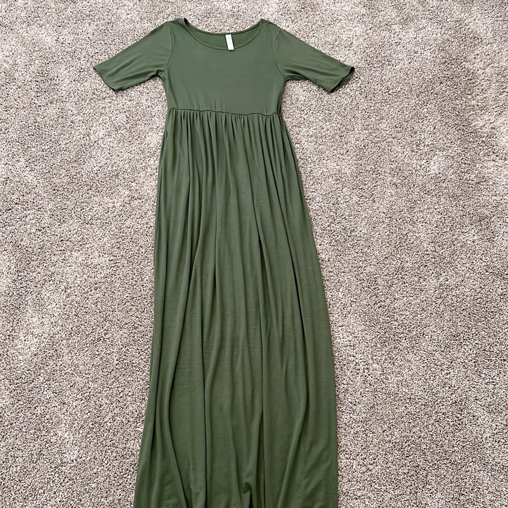 Zenana Outfitters Maternity maxi dress with pockets.Size: Medium